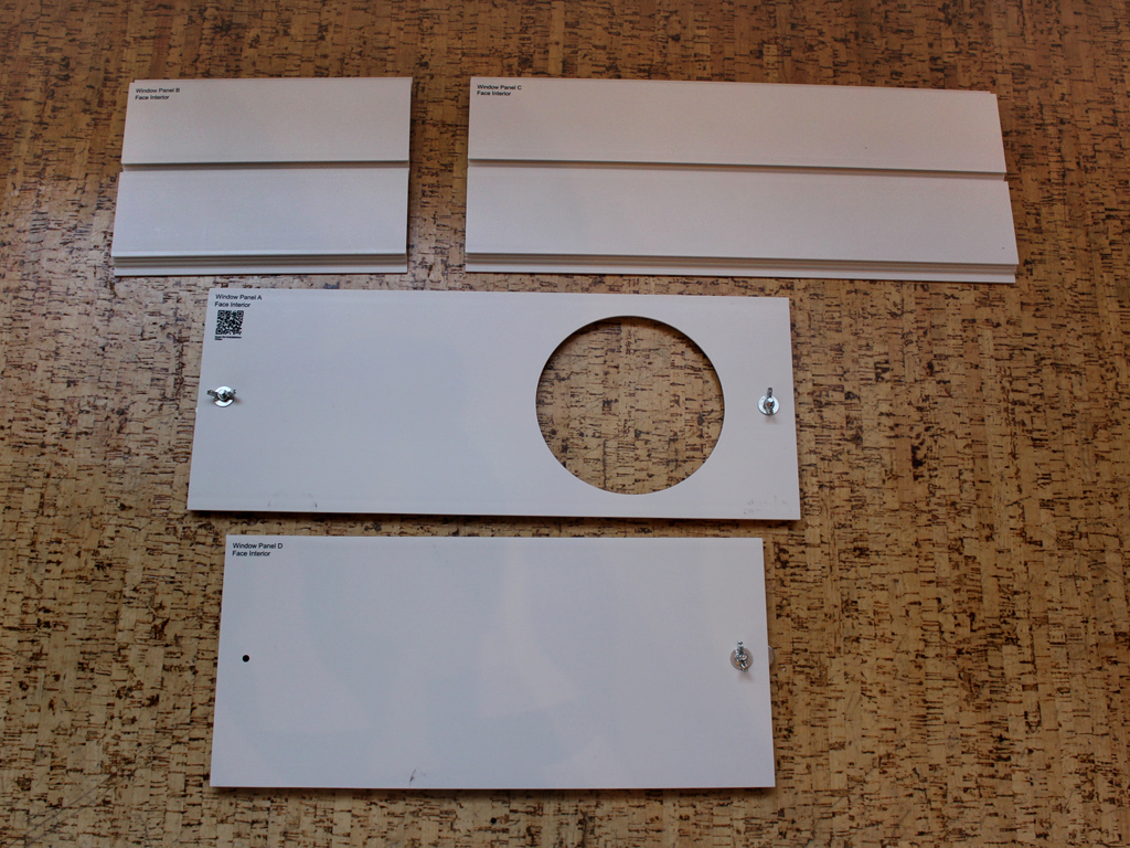 Das Kit für die Schlauchmontage am Fenster.