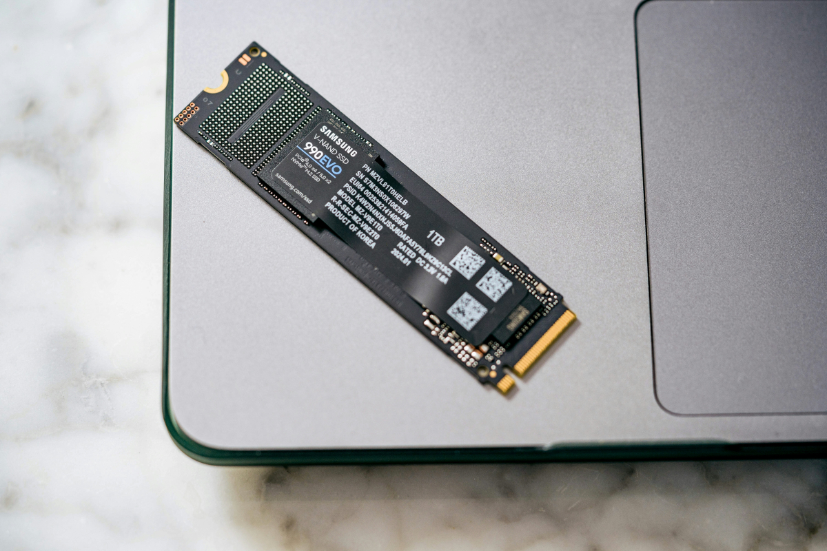 Die SSD 990 EVO gehört zum aktuellen Lineup von Speicherspezialist Samsung.